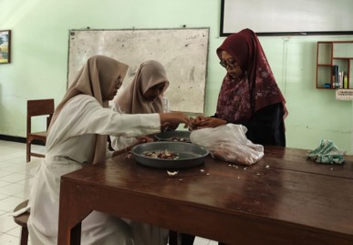 Dorong Budaya Ramah Lingkungan, Tim Adiwiyata MTsN 9 Bantul Olah Limbah Cangkang Telur Menjadi Sabun Cuci Piring